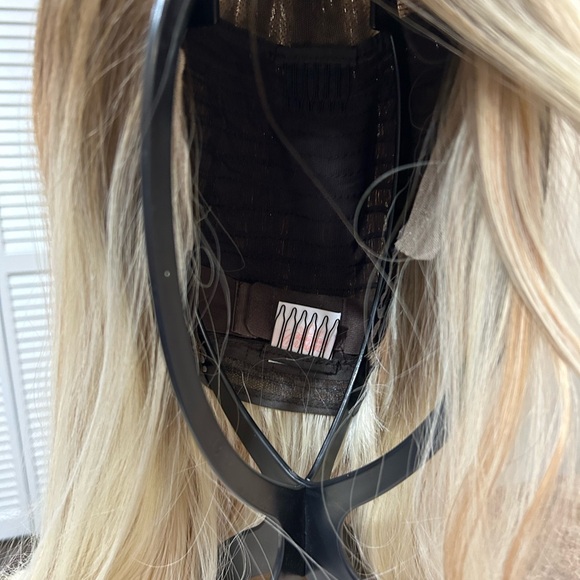 Chelsey Smith Crowns Allyson Free Part Dimensional Rooted Blonde Wig NWOTe - Picture 5 of 8